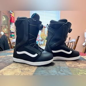 Women’s Vans Encore OG Boa Snowboard boots.